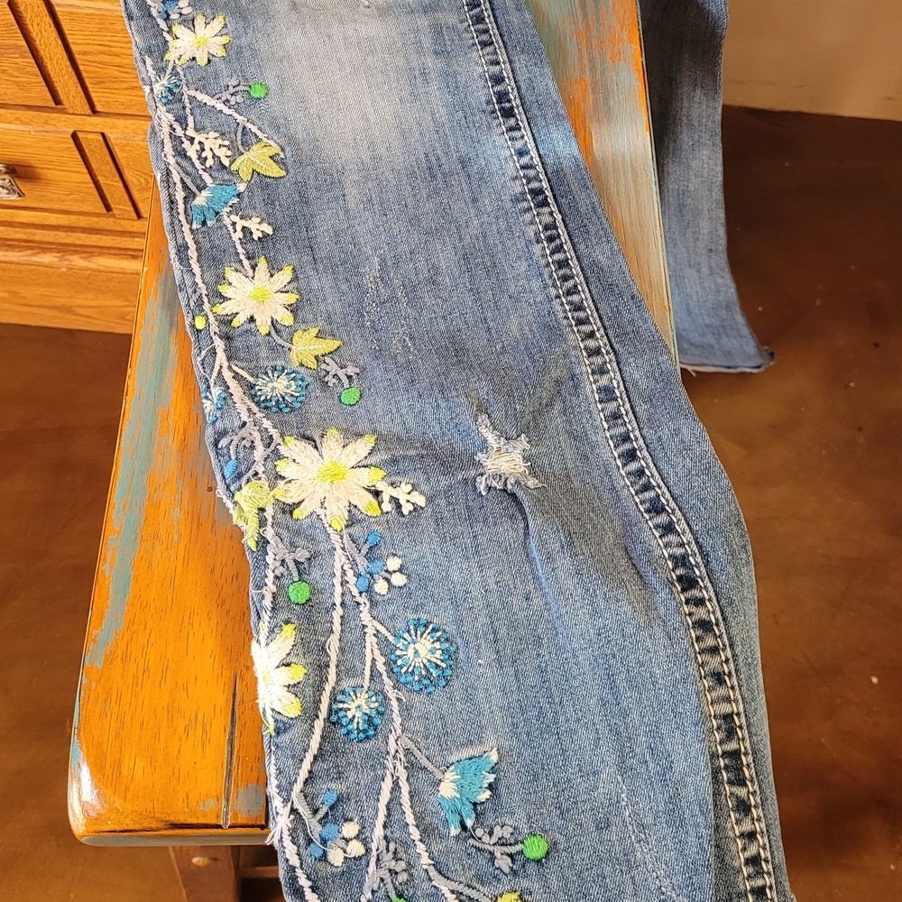 Grace in LA Distressed Blue Jeans with Floral Embroidery Size 29 - Picture 6 of 8